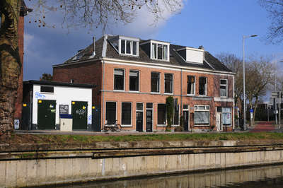 900136 Gezicht op de huizen Abstederdijk 8 (links) -14 te Utrecht, met op de voorgrond de Kromme Rijn.